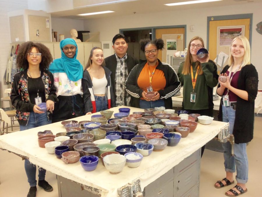 Students+create+empty+bowls+to+help+homeless